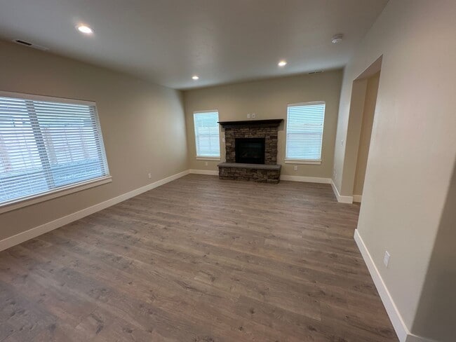 Photo - Newer SE Bend House w/A/C, 3 Bdrms, 2.5 Baths, 2160 Sq Ft, EVO OUTLET, Access to Pool, Dbl Garage