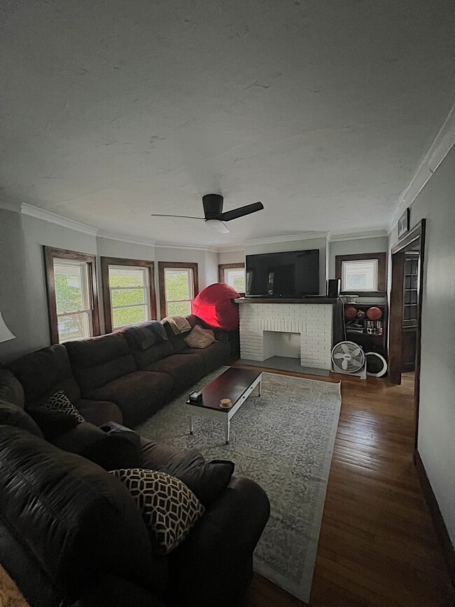 Living Room - 14923 Delaware Ave Unit Upstairs - 14923