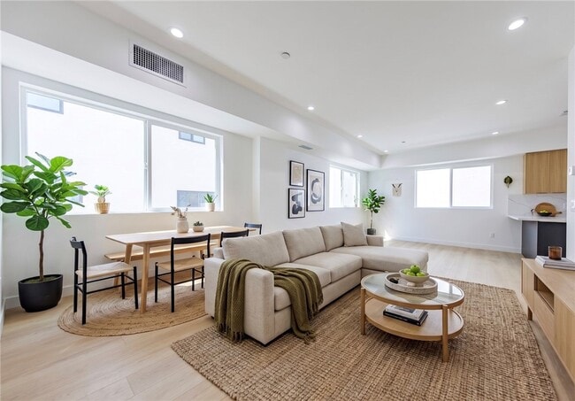 Building Photo - 2847 S Victoria Ave