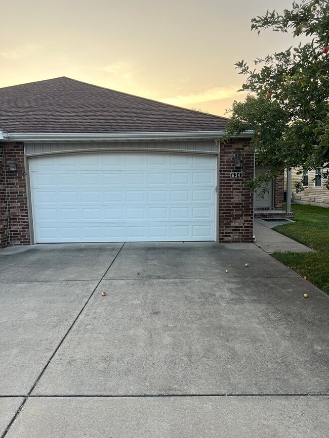 Building Photo - 3 bedroom, 2 bathroom, 2 car garage duplex in Republic