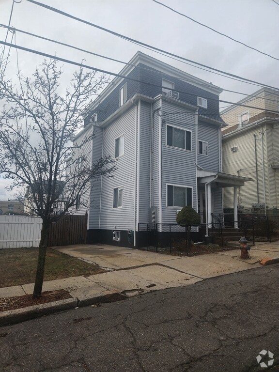 Building Photo - 34 Florence St Unit 1 Rental