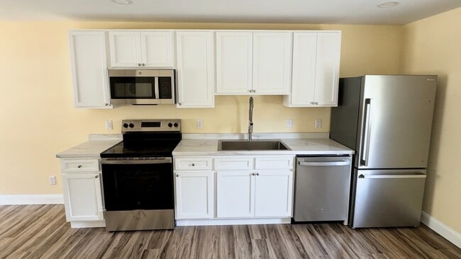 Stainless steel appliances - Fox Run Apartments - 963