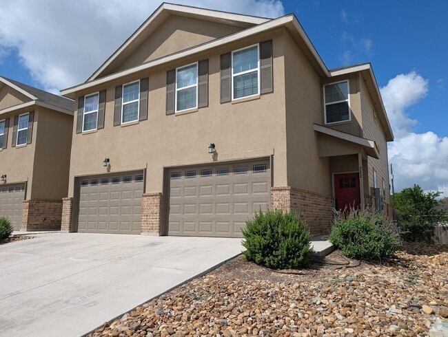 Building Photo - 1 MONTH FREE RENT / Close to HWY for Commu... Rental