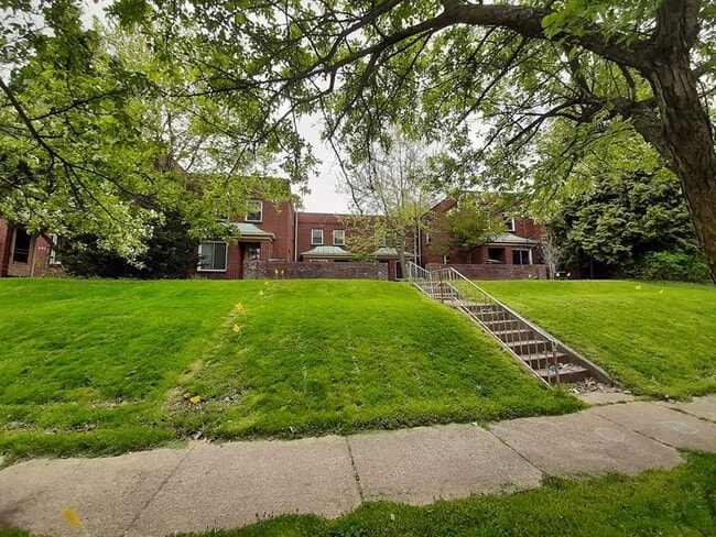 Building Photo - 463 W 3rd St