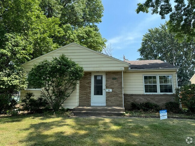 Building Photo - Check out this Beautiful House!