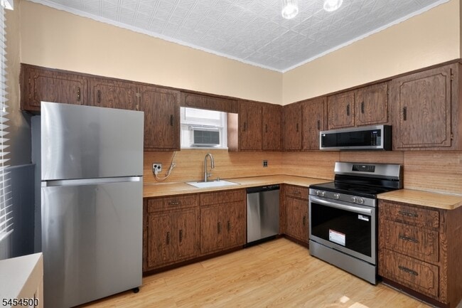 Photo - 18 Llewellyn Ave Unit 2