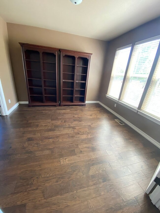 Photo - NE House Pet Friendly, 4 Bdrm, 2.5 Bath, Bonus Room, Office, Gas Heat/fireplace, A/C