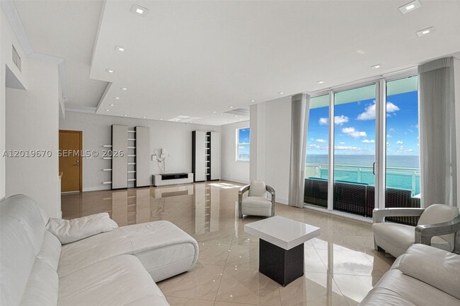 Building Photo - 3001 S Ocean Dr Unit 1611