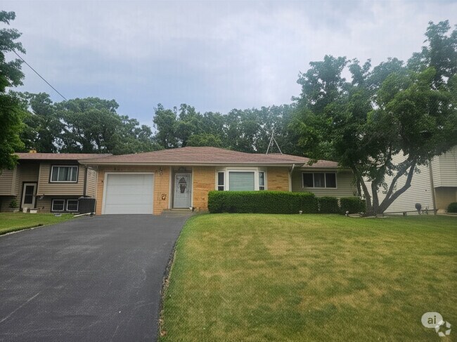 Building Photo - 704 Greenbriar Ln Rental