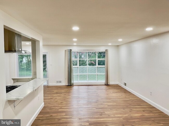 Photo - 1402 Mullins St
