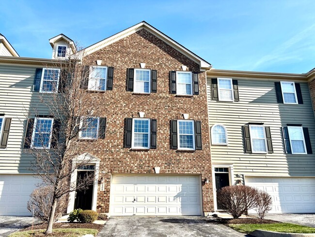 Building Photo - Don't miss out on this great 3 bed 3.5 bath townhouse with tons of amenities!