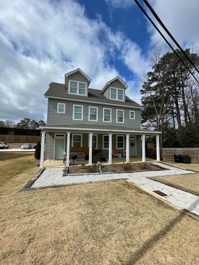 Building Photo - 553 N Ross St Unit 553B