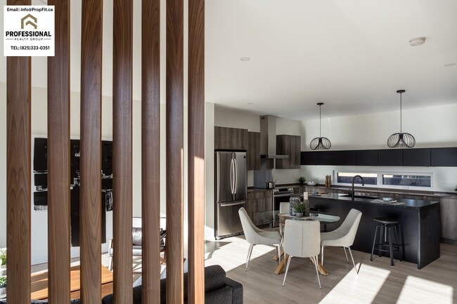 Photo - 16114 99 Av NW