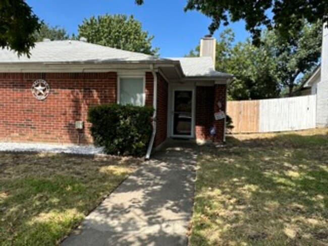 Building Photo - 5812 Falcon Crest Dr 76017