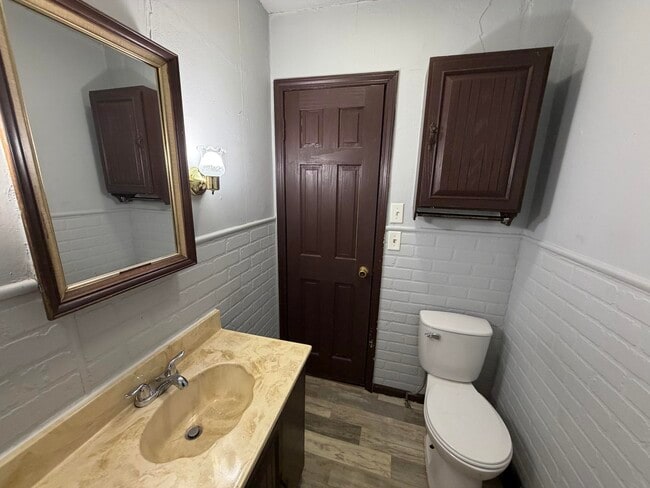 Photo - 602 English-W