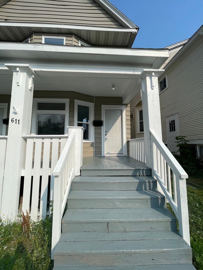 Building Photo - 611 E 6th St Unit 2 (Upper) Rental