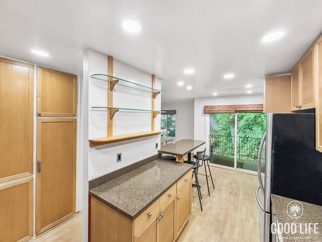 Building Photo - Beautiful 2BD 1 BA Condo in Pacific Beach ...