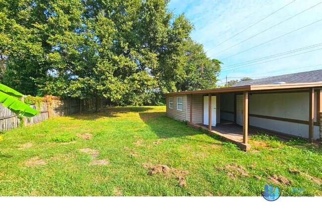 Photo - Rare flexible commercial space available for monthly lease on busy Combee Road