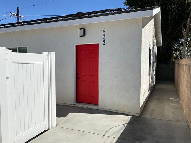 Photo - 5952 Balcom Ave