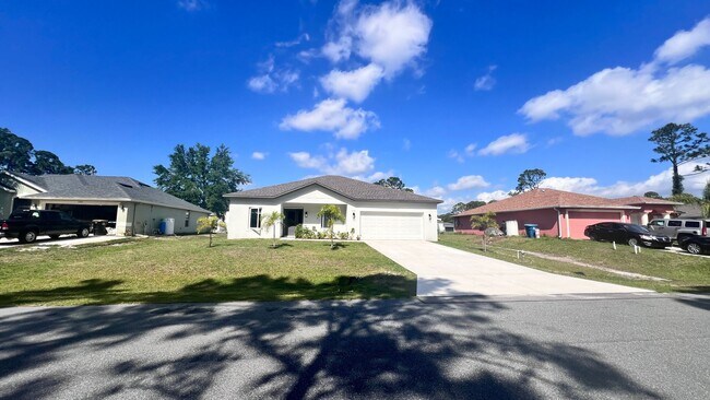 Photo - Beautiful & Modern 4 Bedroom Home in Palm ...