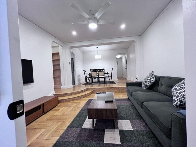 Building Photo - 205 W 15th St Unit SI ID1508186P