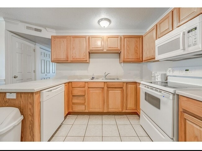 Kitchen - 543 N University Ave Unit 208