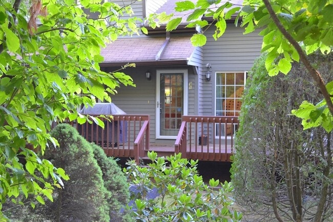 Building Photo - 31 E Bluff Rd