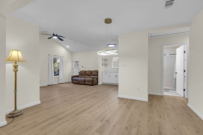 Photo - 332 Thomas Rd