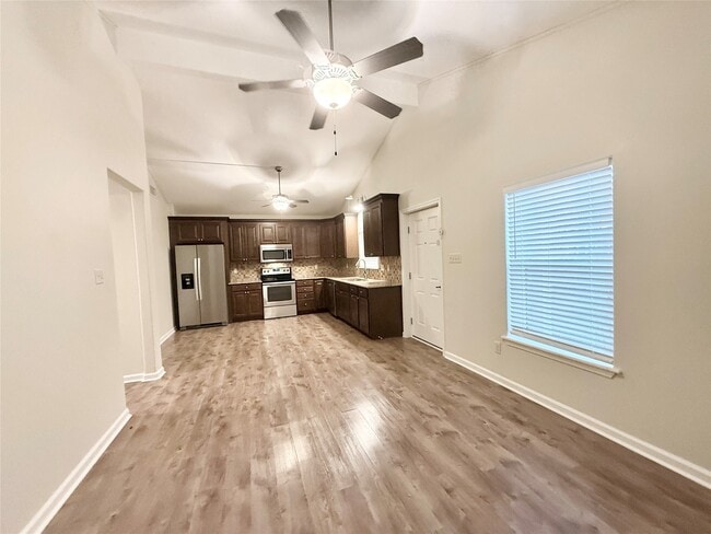 Photo - 140 Huisache St