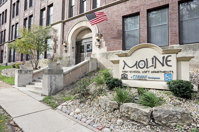 Entrada principal - Moline High School Lofts
