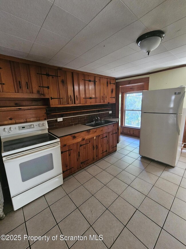 Photo - 2046 N Main Ave