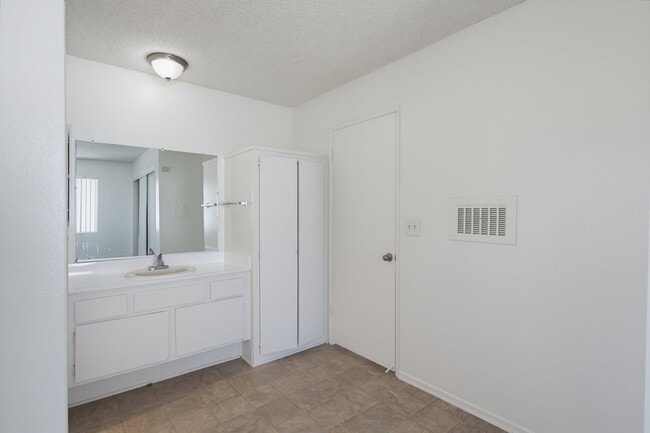 Photo - 6907 Whitsett Ave Unit 113a