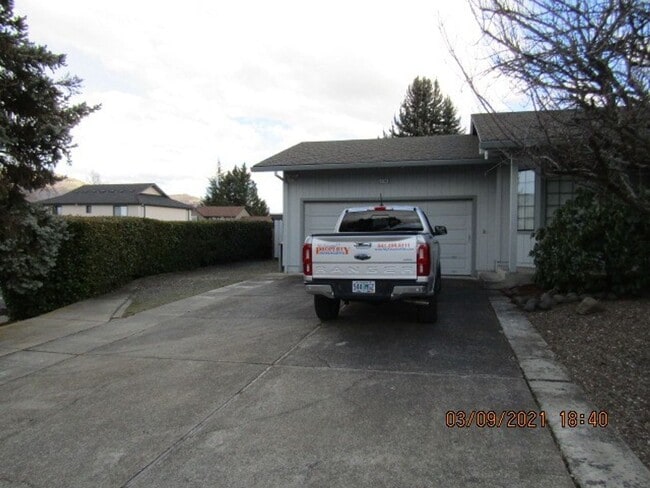 Photo - 3 bedroom, 2 bathroom, in East Medford