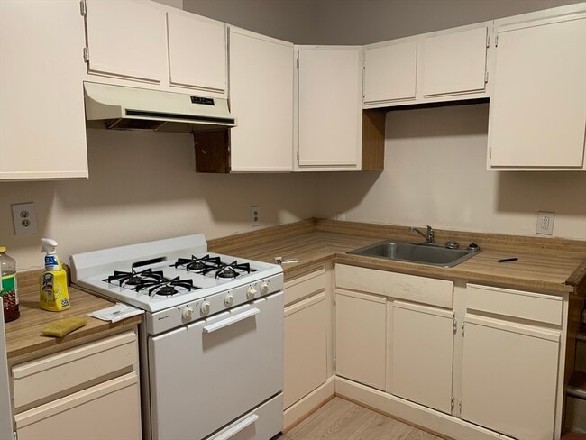 Building Photo - 226 Brightman St Unit 1 South