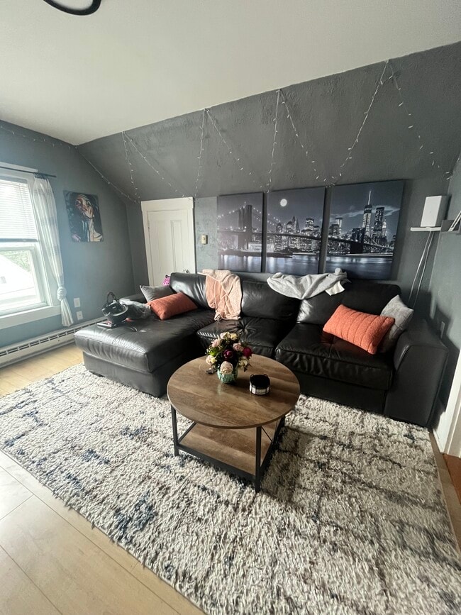 Building Photo - 27 Dearborn Ave Unit Apt 3