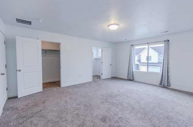 Building Photo - 3569 Grassland Dr Unit Room #1 - Master Rental
