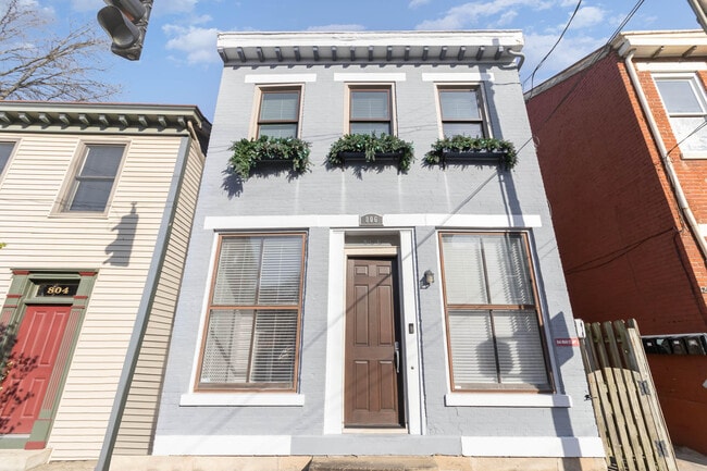 806 Main St  