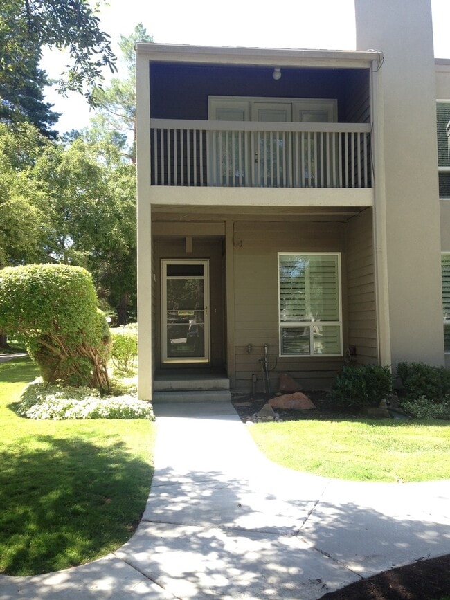 Building Photo - Holladay T/Home in Beautiful Garden Setting