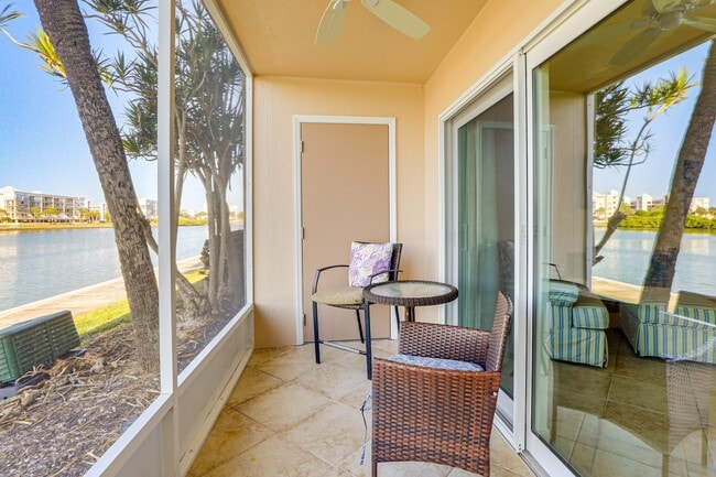 Building Photo - 7930 Sun Island Dr S Unit Step-free access  107