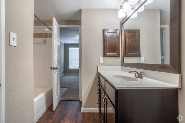 1BR, 1BA - 706SF - Bathroom - Estates at Fountain Lake