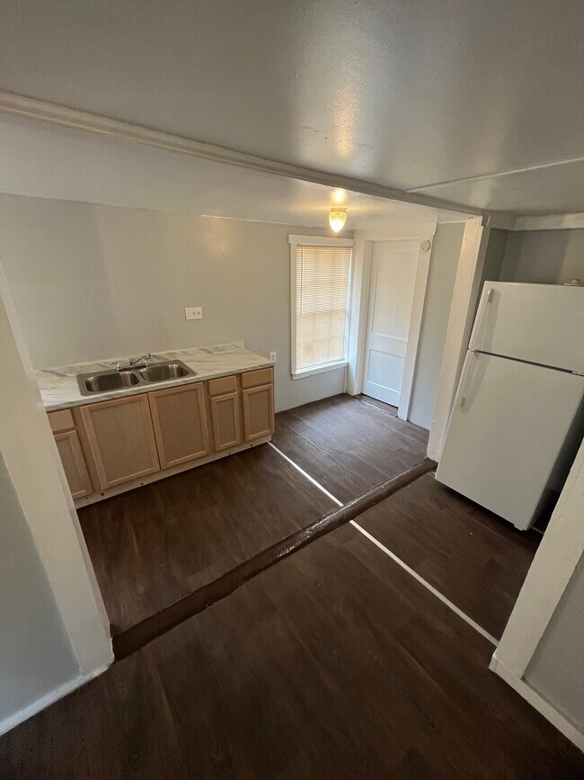 Photo - 271 E Lambert St