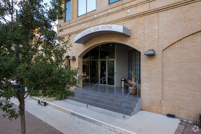 Entrada - Sabine on Fifth