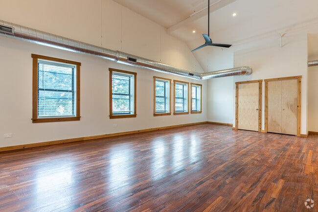 2BR, 2BA - 1,272SF - Living Room - 4611 S Ellis Ave