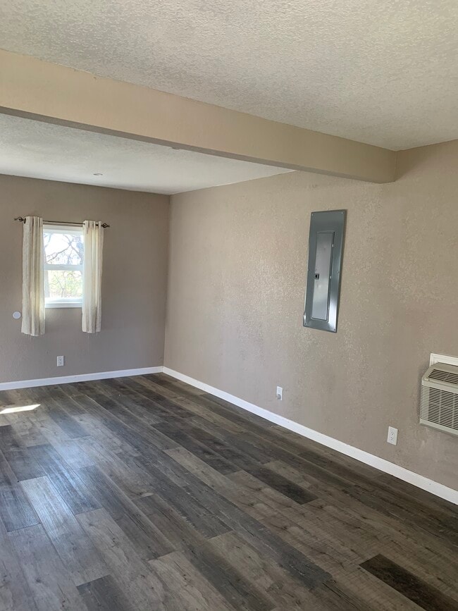 Photo - 1110 N Main St