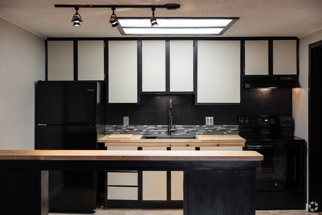 1BR, 1BA - 600SF | Kitchen - Lakeshore Apartments