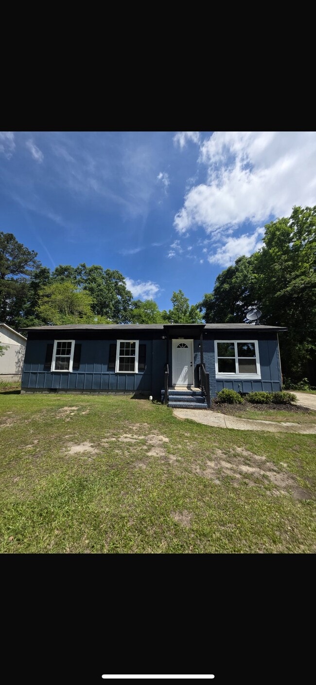Building Photo - 2641 Village Green Ln