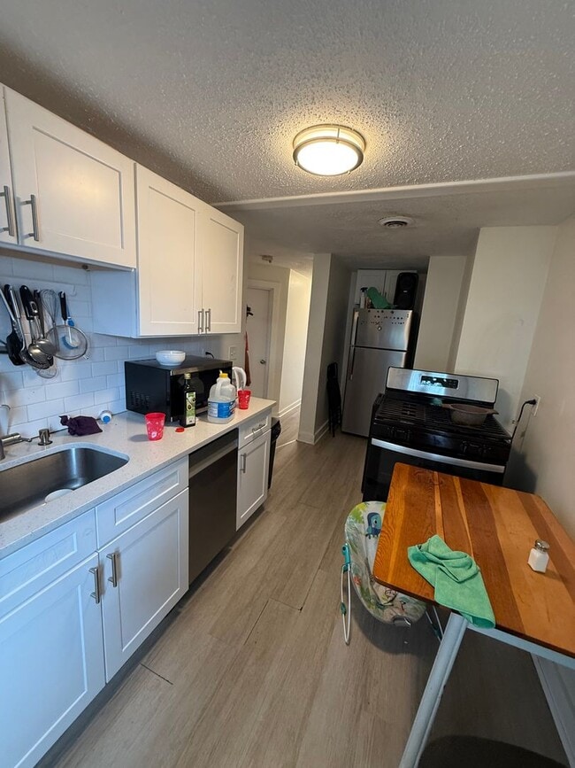 Building Photo - NO FEE!!! ALLSTON 2.5 BED W/ DISHWASHER, PARKING SPOT - GREAT PACKAGE DEAL