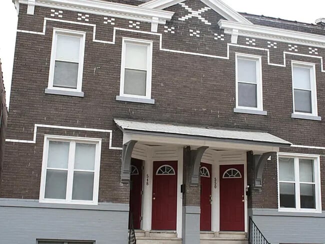 Building Photo - Recently renovated apartment waiting for new tenant