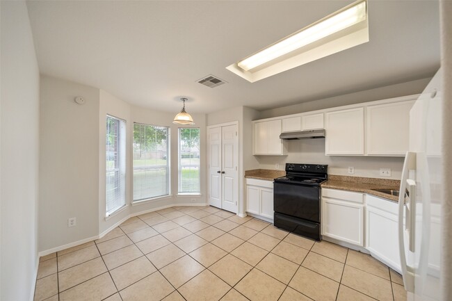 Photo - 305 Golden Oak Dr