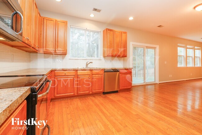 Photo - 140 Graduate Ln